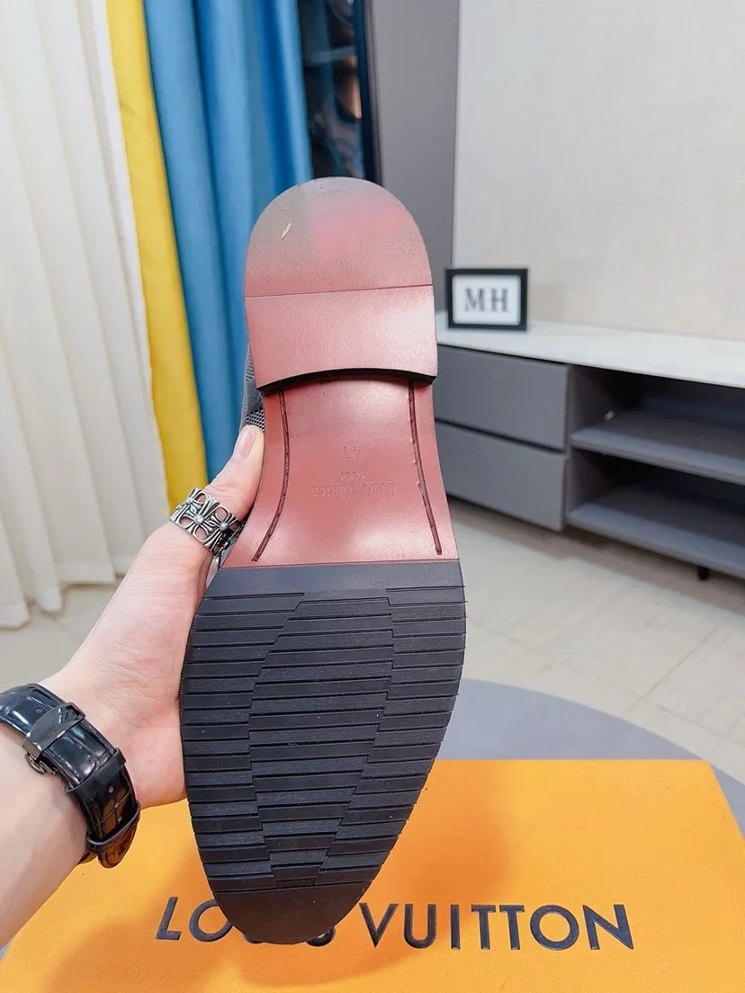 Men's men's shoes💰540🌸🌸Water dyed cowhide 💶[Louis Vuitton (LV)] High-end business formal leather shoes🍀Luxury and elegant style, both practicality and style, professional focus on details and quality, counter original 1⃣️: 1⃣️super accurate reproduction👍🏻! Material: The upper is made of imported original calfskin➕imported Italian cowhide leather. Original anti-slip and wear-resistant outsole! Black, brown and blue are optional. Number of yards: 38--44 (45 customized)